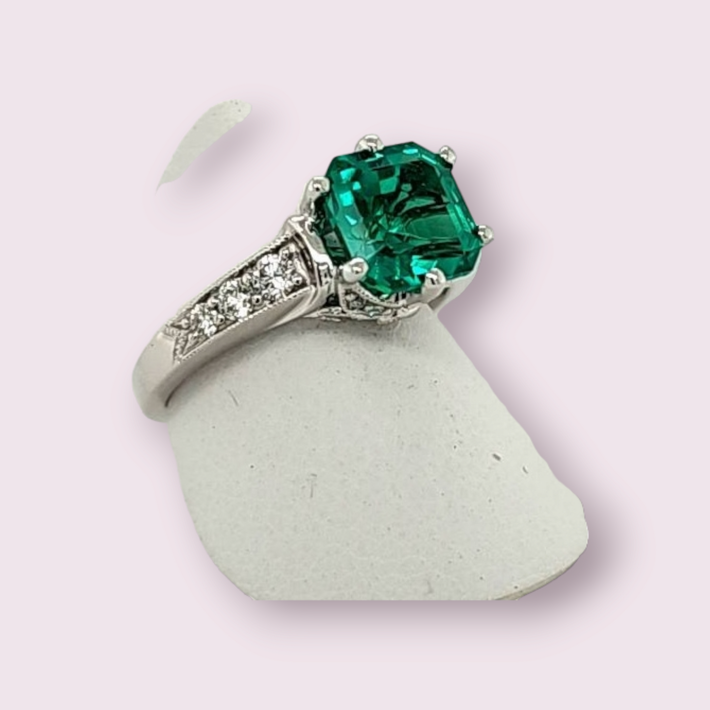 Emerald and natural diamonds 18kt white gold.