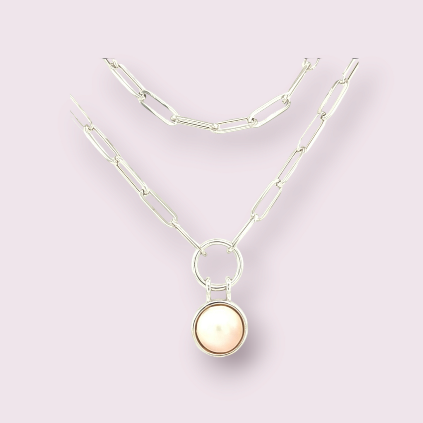Mobe pearl necklace